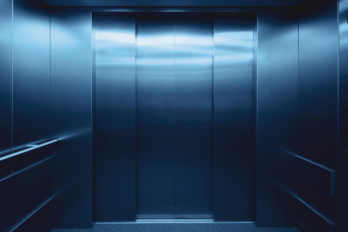 Portes d'ascenseur dans un hall d'immeuble